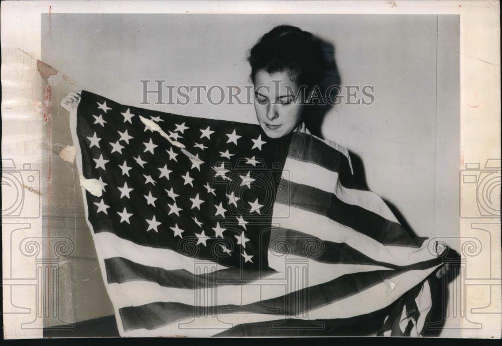 1949 Press Photo Miss Jenny Irish Displays The 50-Star Flag - Historic Images