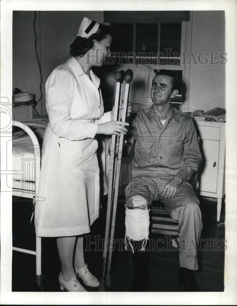 1943 Press Photo Torpedoman 2nd Class H. J. Rhodes &amp; Navy Nurse Ensign Constance - Historic Images