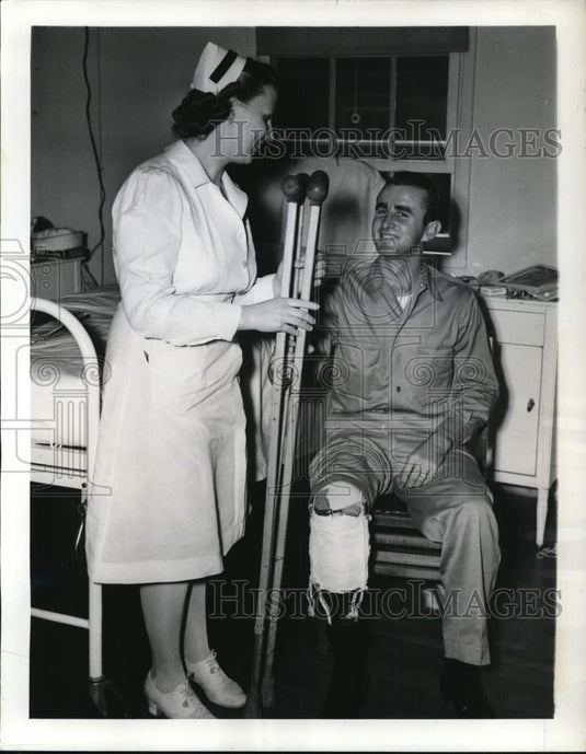 1943 Press Photo Torpedoman 2nd Class H. J. Rhodes & Navy Nurse Ensign Constance - Historic Images