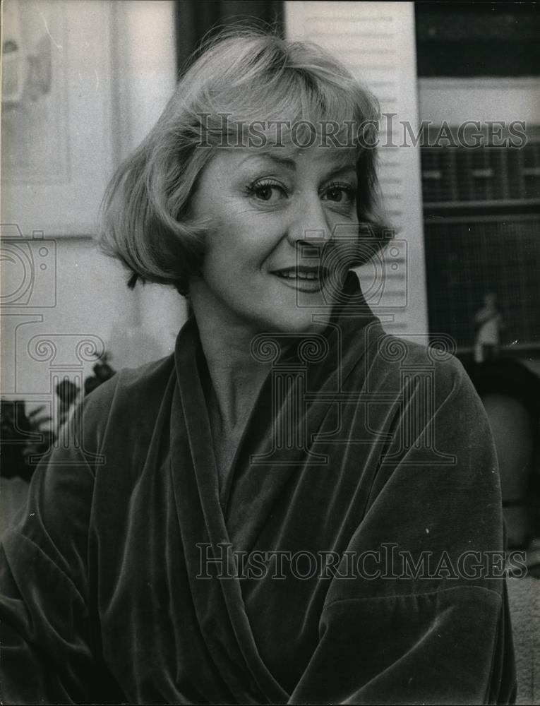 1966 Press Photo Maria Karnilova into a Robe - Historic Images