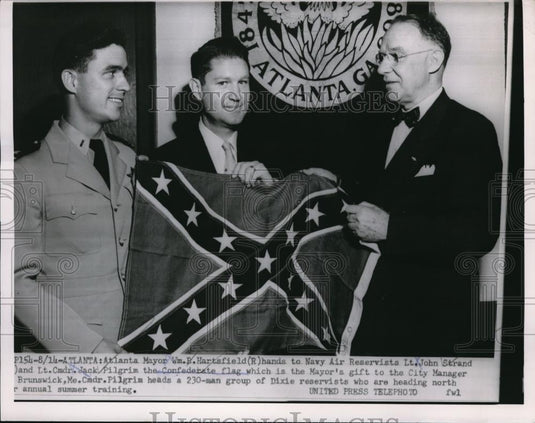 1953 Press Photo Wm. B. Hartsfield Hands Flag To John Strand And Jack Pilgrim - Historic Images