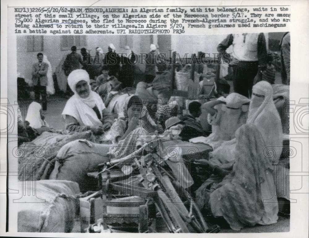 1962 Press Photo Algerian Family Waits To Return To Their Villiage - Historic Images