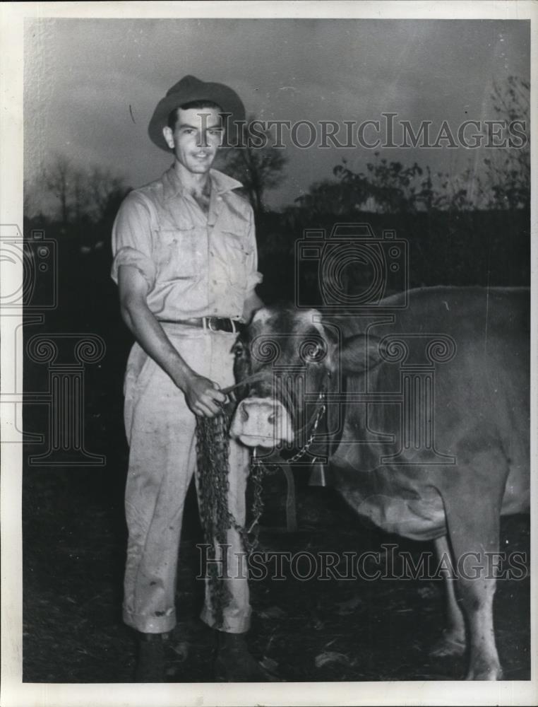 1945 Press Photo Former Staff Sargeant Charles R. Shopshear and Cow - Historic Images