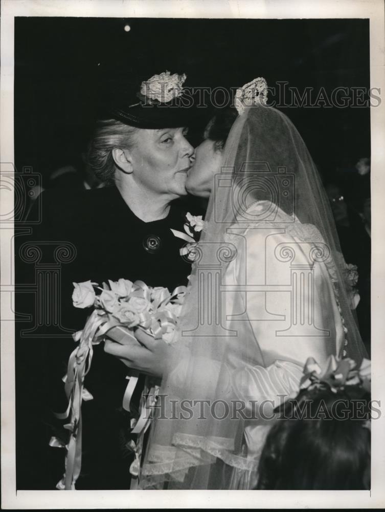 1948 Press Photo The Bride Kisses her mother, Mrs. Catherine Flynn - Historic Images