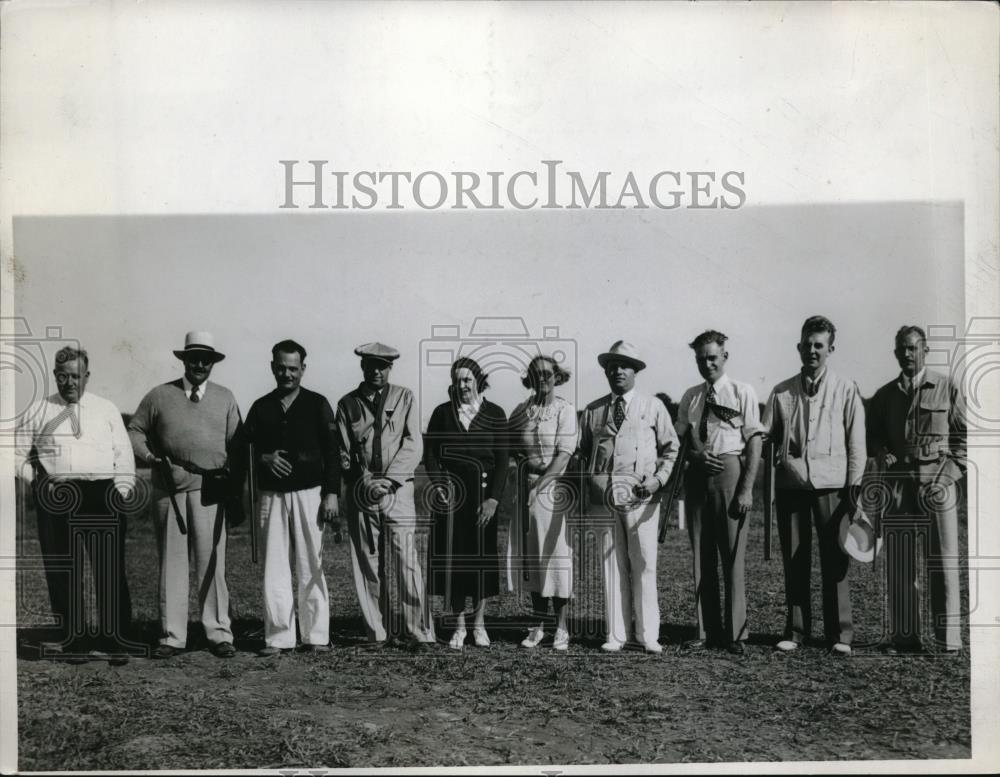 1935 Press Photo Group of Men and Women posing for a picture on a beautiful day - Historic Images