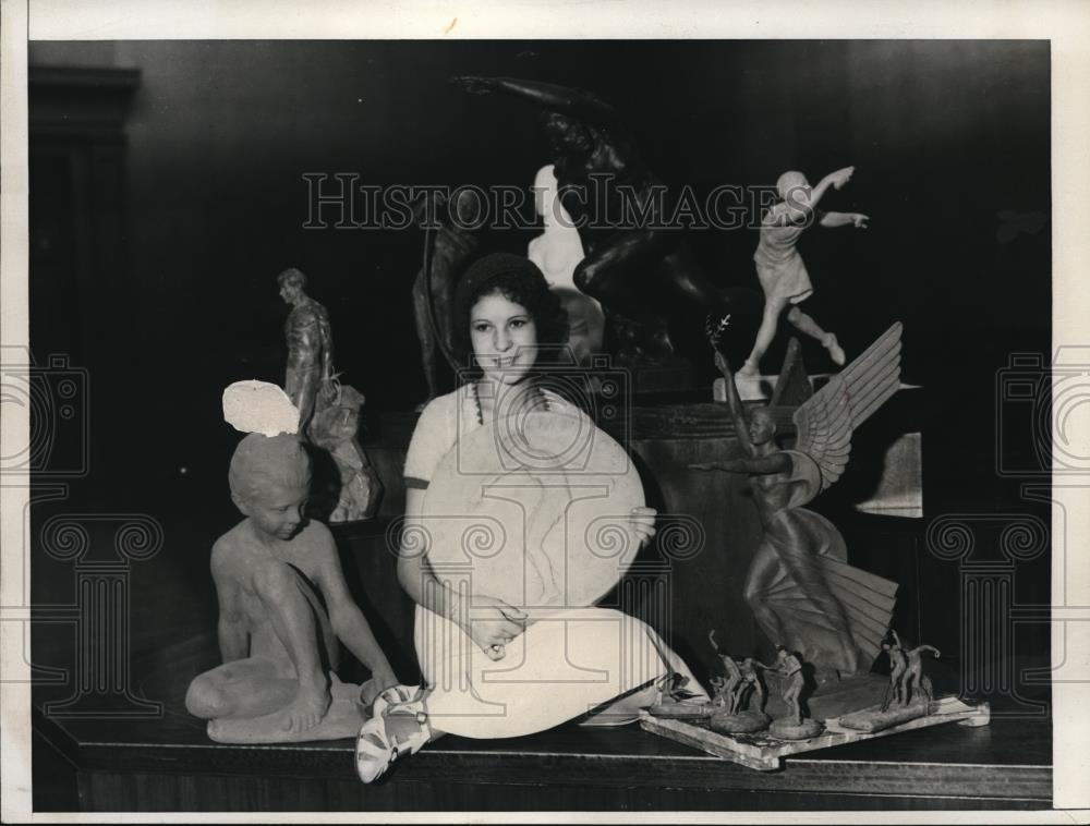 1932 Press Photo Carmela Crollett with the selected statues to represent U.S. - Historic Images