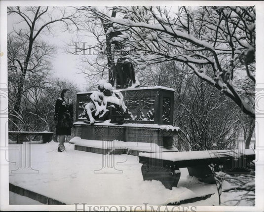 1947 Press Photo Scene in Chicago's Lincoln Park in winter. - Historic Images
