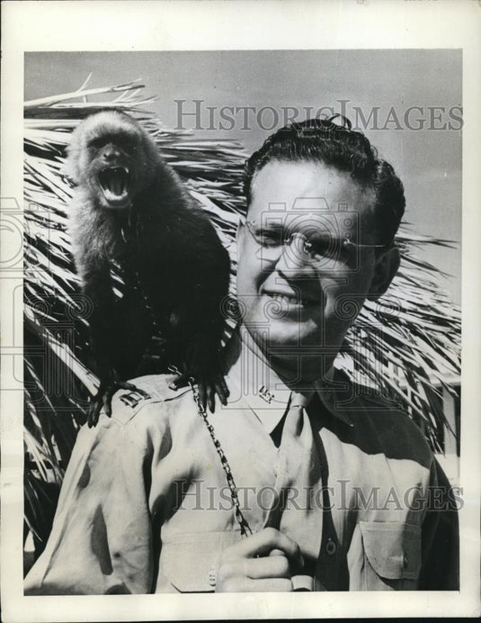 1942 Press Photo Arcadia Calif Capt HB Nachtigali & his ring tailed monkey - Historic Images