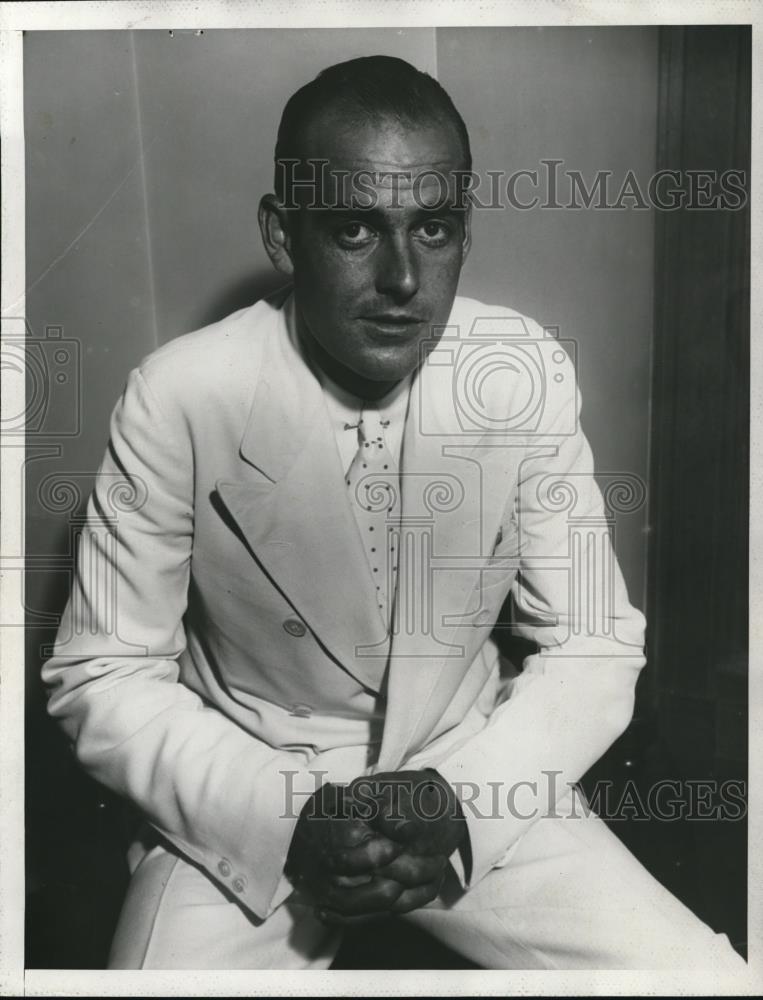 1933 Press Photo Alfred Read posed for photo - Historic Images