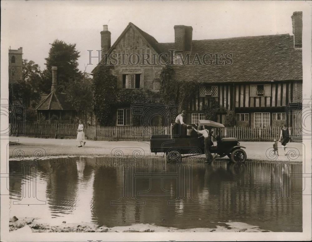 1929 Press Photo Men Take Water From Pond in Aldbury During England Drought - Historic Images
