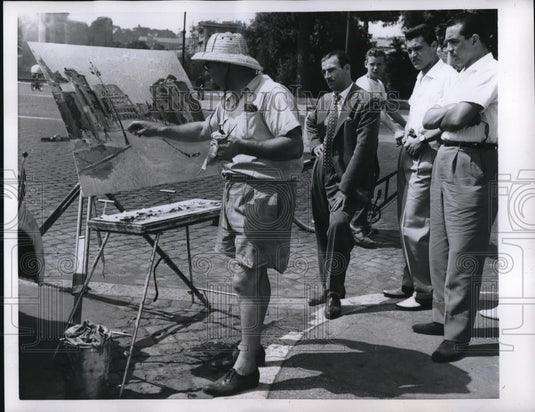 1956 Press Photo Artist at Bay as He Paints Rome's Famed Colloseum - Historic Images