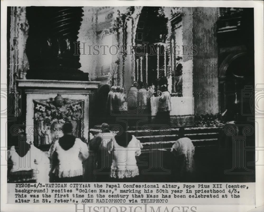 1949 Press Photo Pope Pius XII recites "Golden Mass" at the altar in St. Peter - Historic Images