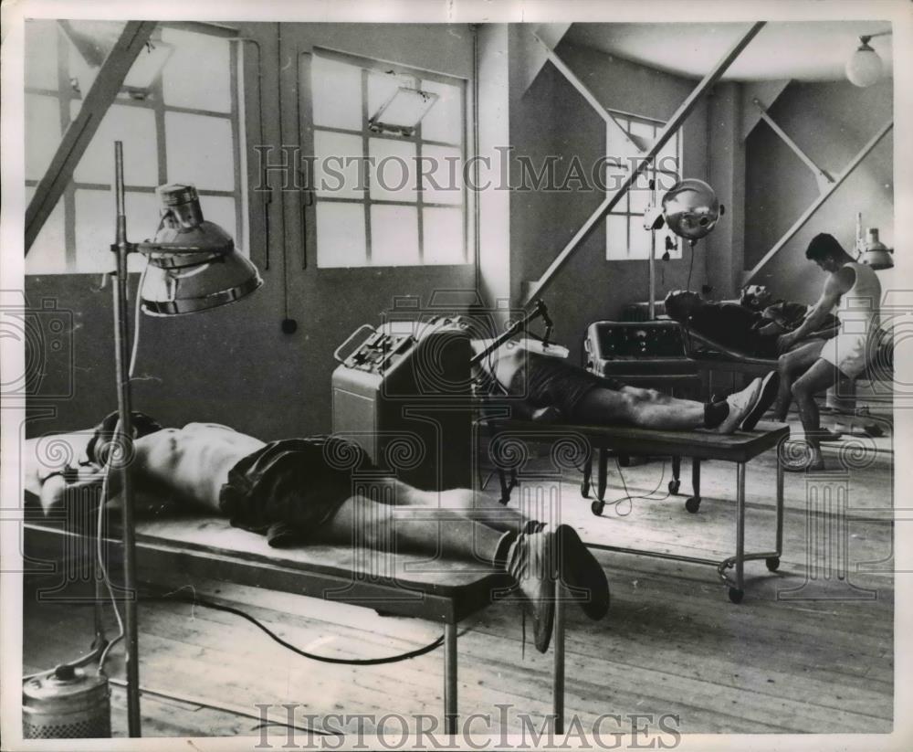 1951 Press Photo Modern therapeutic equipment is in use at the Oignies - Historic Images