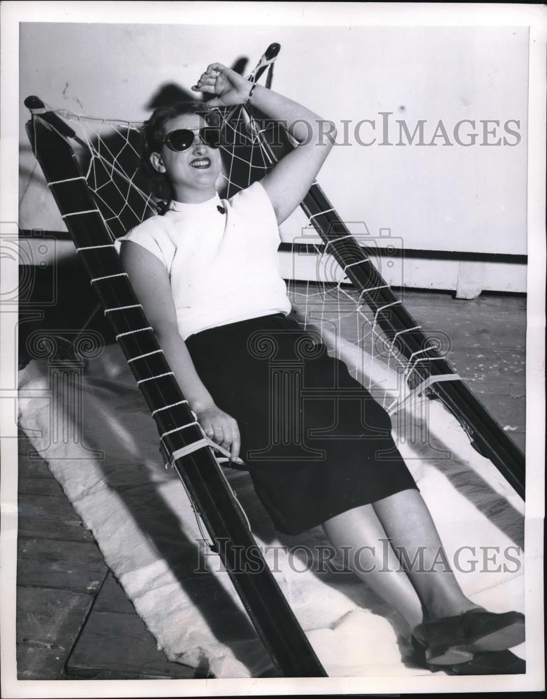 1954 Press Photo A perlon net, slipped onto a pair of skis, provides the weary - Historic Images