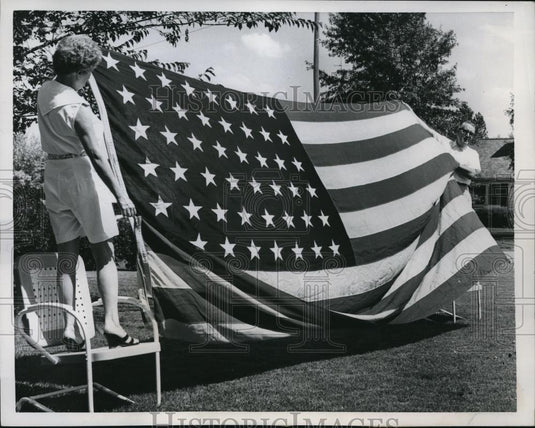 1958 Press Photo Mr. And Mrs. Dewey H. Colton Display A 9 By 17 Foot U.S. Flag - Historic Images