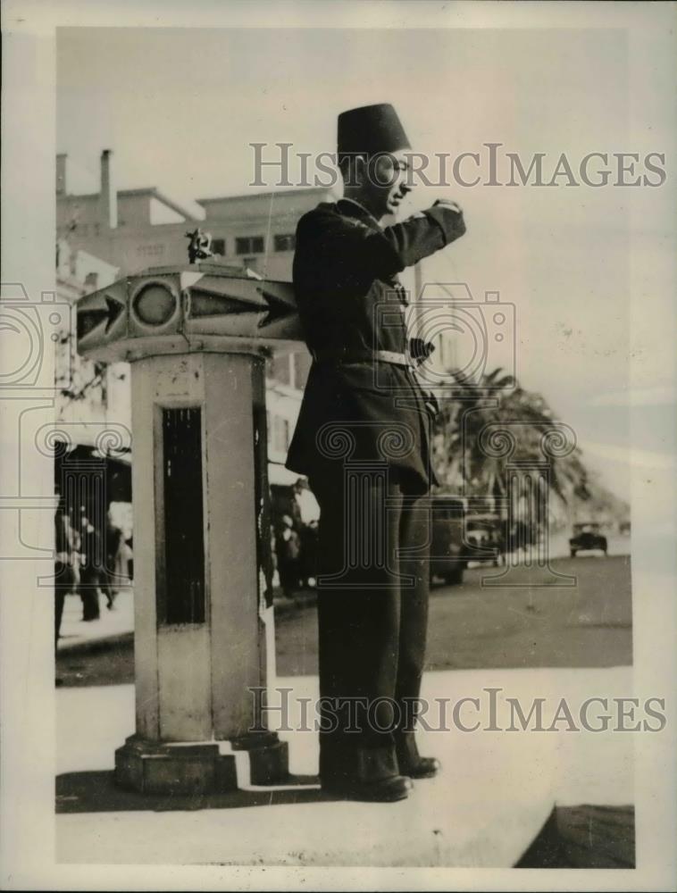 1940 Press Photo Uniformed policeman guarding Insidi Bel-Abbes, French Algeirs - Historic Images