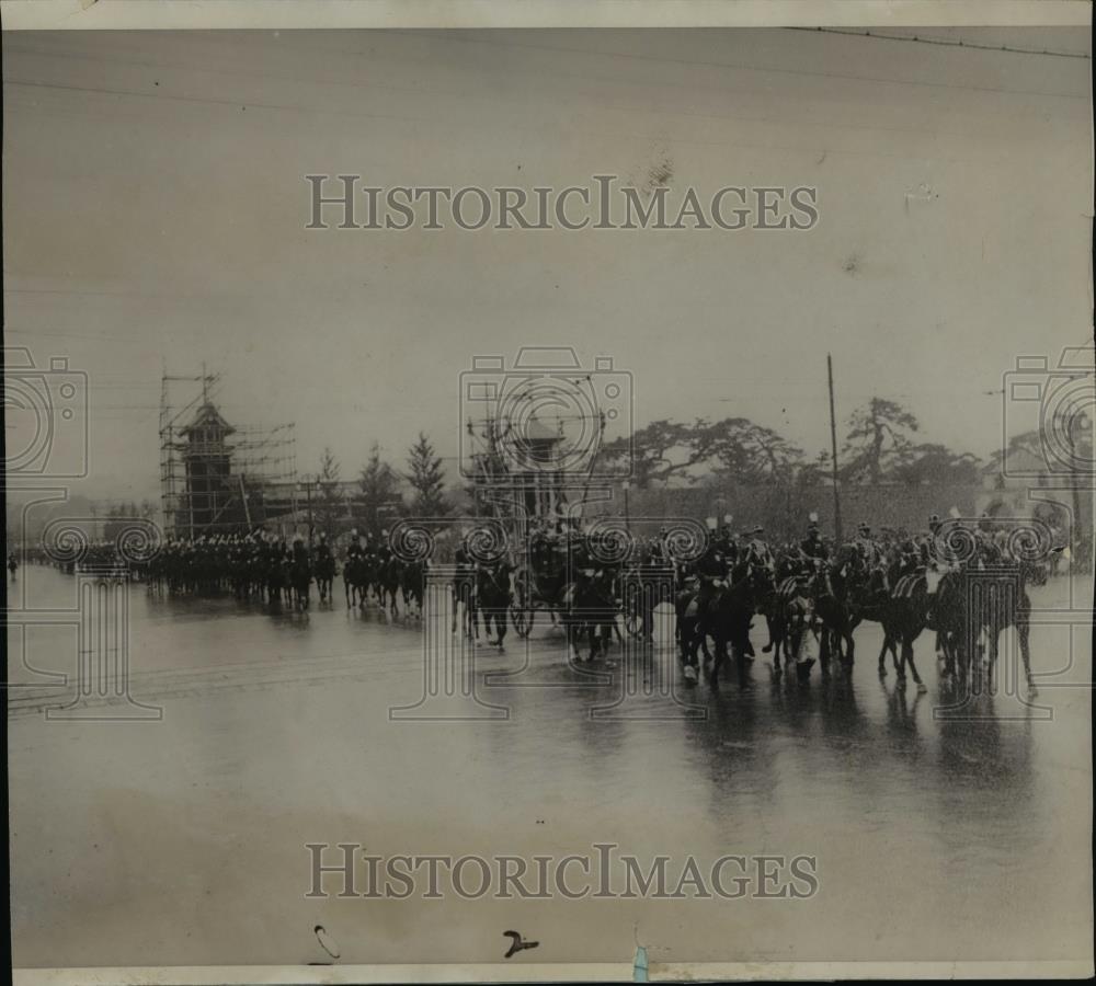 1920 Press Photo The Mikado riding in state out of the palace in Tokyo - Historic Images