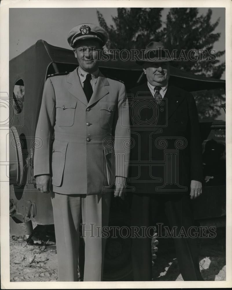 1945 Press Photo George W. Codrington and Lt.Carl J. Stahl - Historic Images