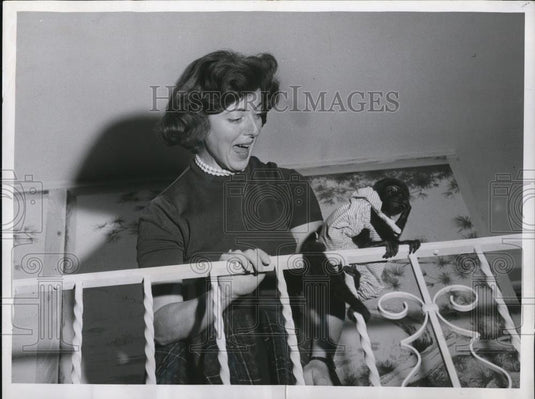 1958 Press Photo "Bongo" a four month old monkey shines in parlor - Historic Images