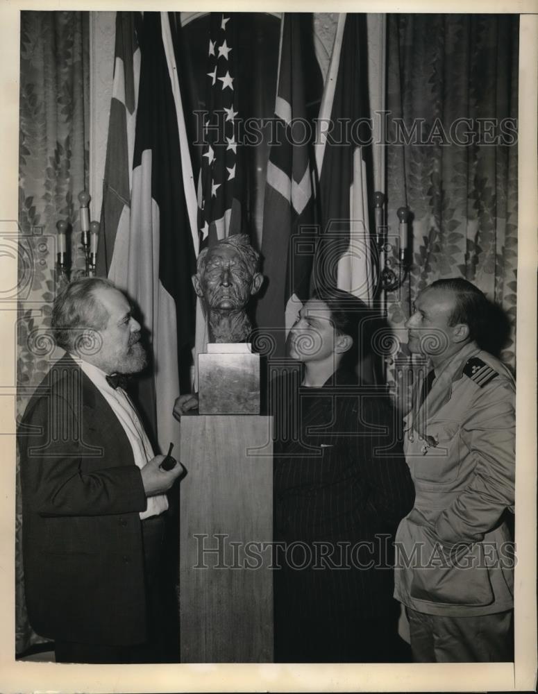 1943 Press Photo Jo Davidson presenting his masterpiece of Andrew Furuseth - Historic Images