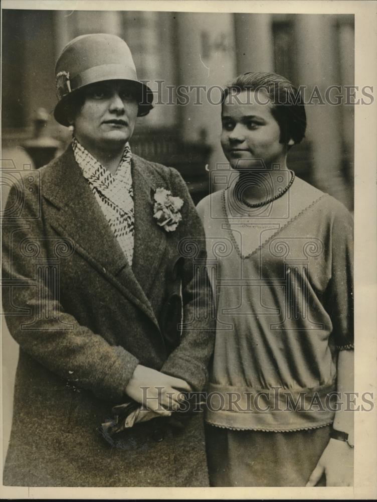 1926 Press Photo Eleanor Zugum with Countess Wassilko-Serecki who rescued her - Historic Images