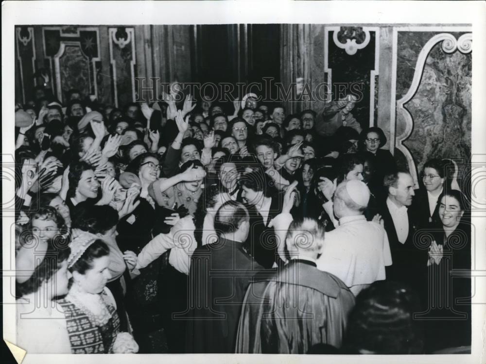 1956 Press Photo Pope Pius XII gets a bobby sox-type greeting from young women - Historic Images