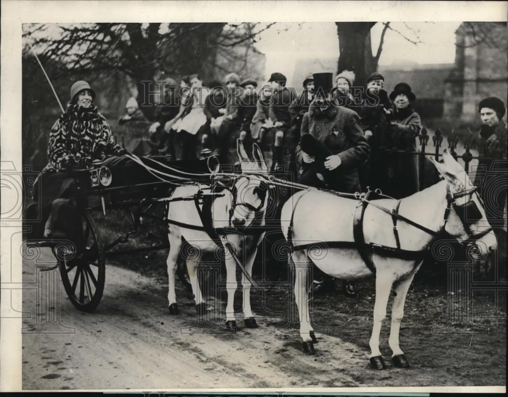 1925 Press Photo Col. and Mrs. Berwick arrive at Fitzwilliam Hunt, Huntingdon UK - Historic Images