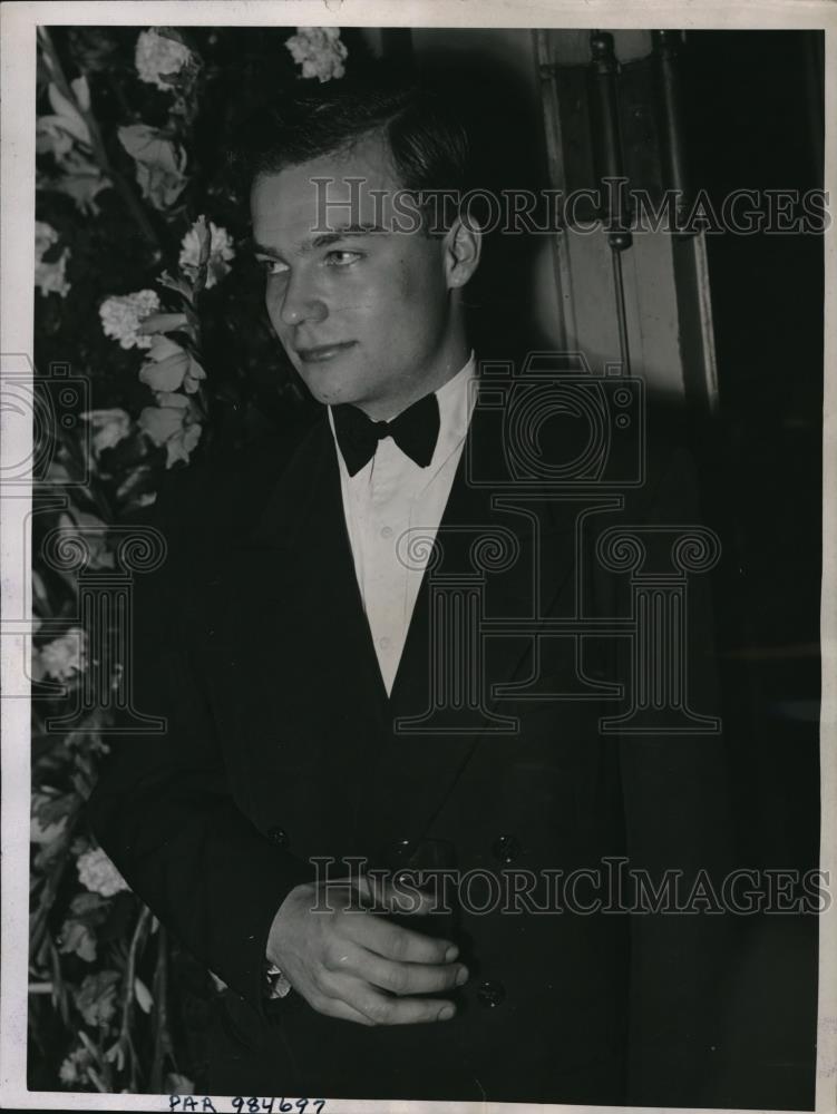 1951 Press Photo Charles Norris smitten with Princess Margaret in Paris - Historic Images