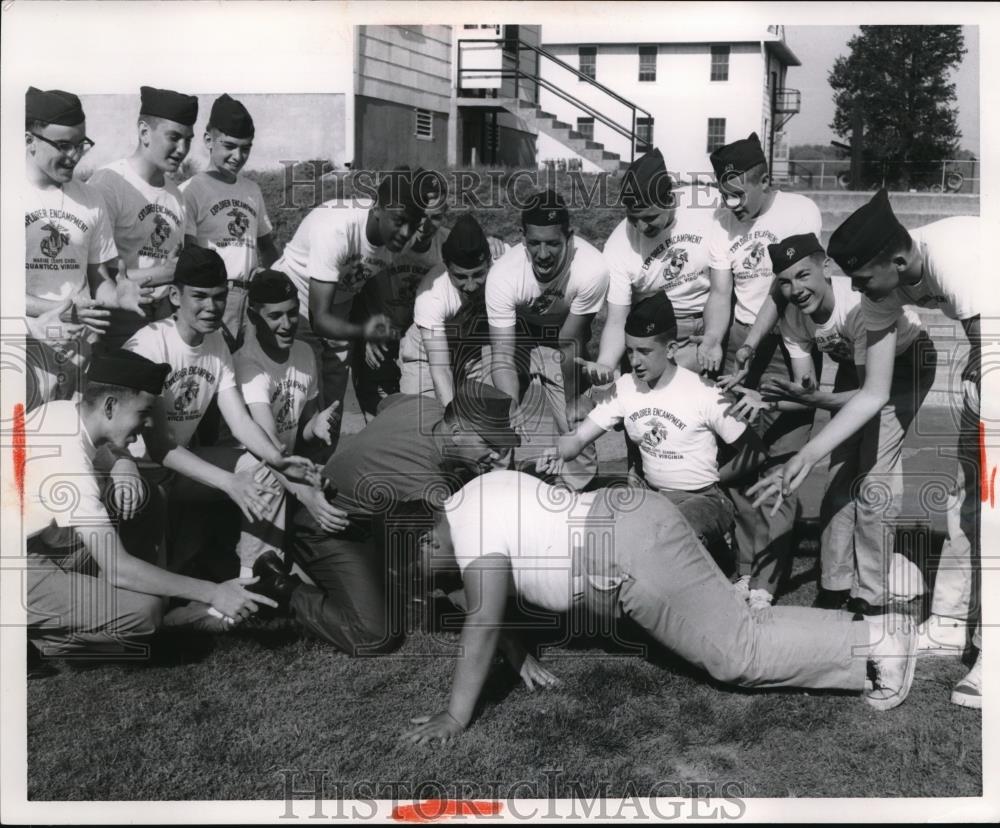 1962 Press Photo Dominic C. Bonfiglio Does Push-Ups For Sergeant Leonard Woods - Historic Images