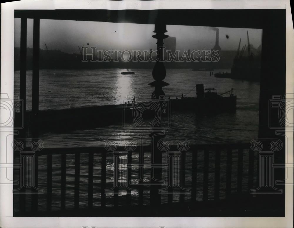 1939 Press Photo Framed throught the rail of Vauxhall Bridge in London - Historic Images