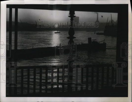 1939 Press Photo Framed throught the rail of Vauxhall Bridge in London - Historic Images