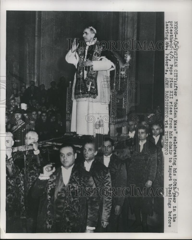 1949 Press Photo Pope Pius XII rises from his chair to impart blessings - Historic Images