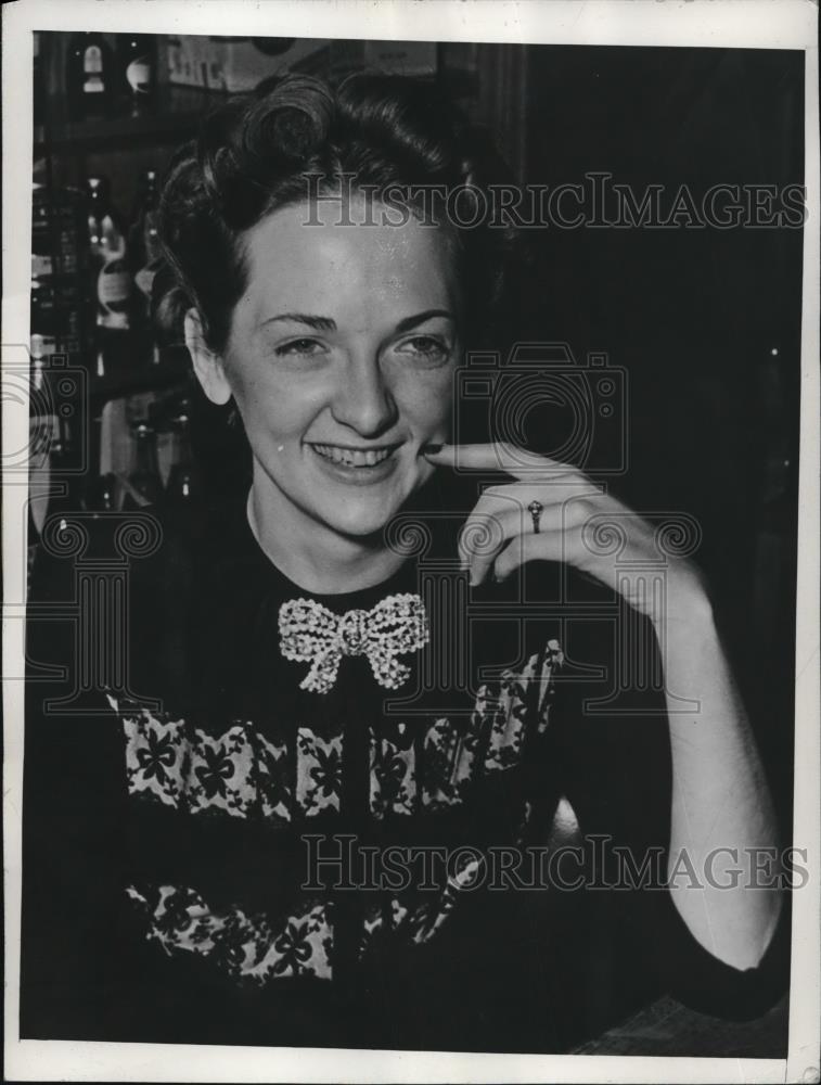 1941 Press Photo Ruth Gramke Engaged To Joseph Chessey Army Private - Historic Images