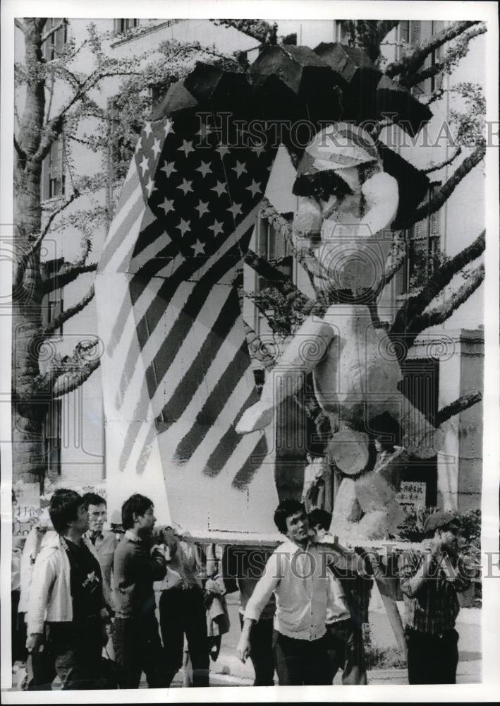 1969 Press Photo Tokyo Youths carry effigy of Japanese Premier Eisaku Sato - Historic Images