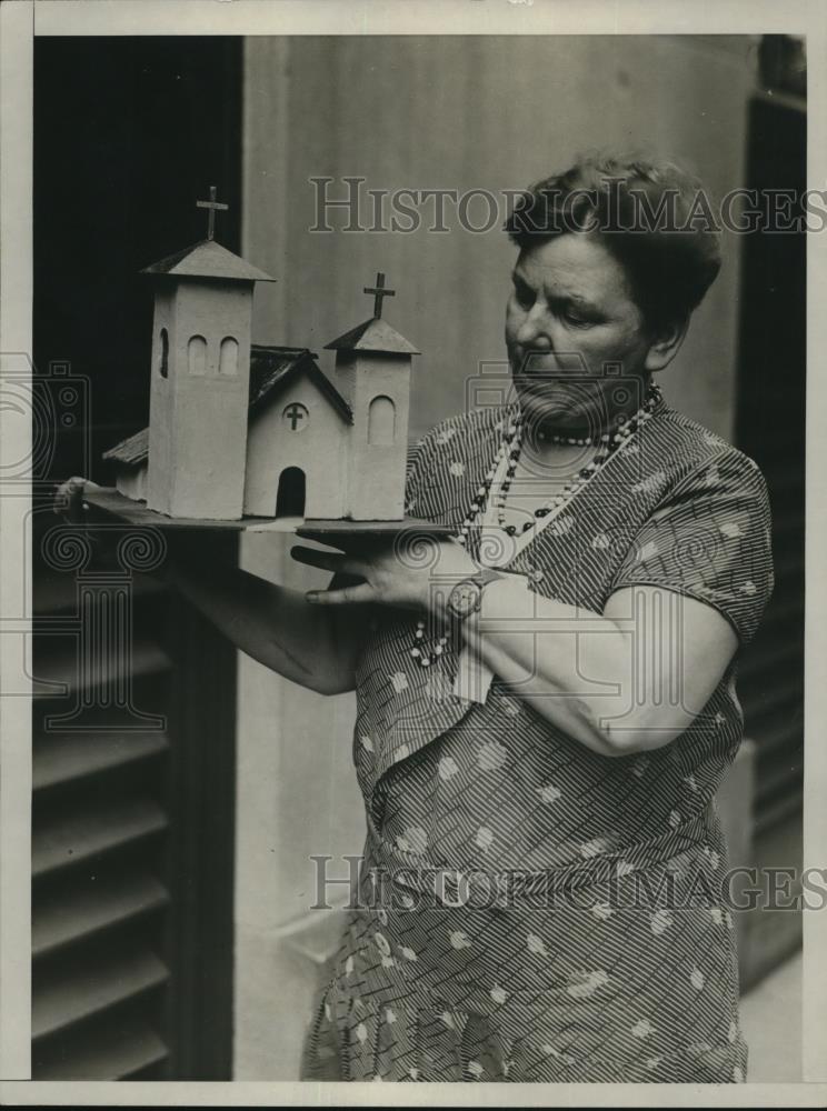 1931 Press Photo Helen Shelly Doctor With Replica of Carmel Mission - Historic Images