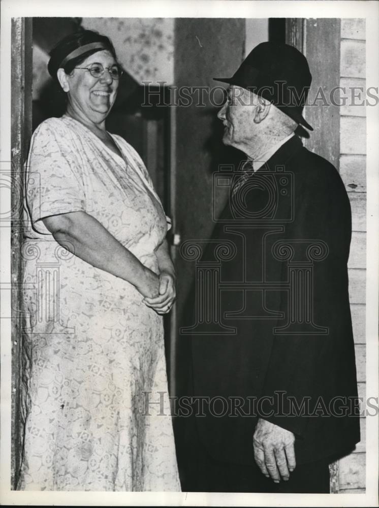 1939 Press Photo Capt Zeb Tilton Mariner of Vineyard proposed to Grace McDonald - Historic Images