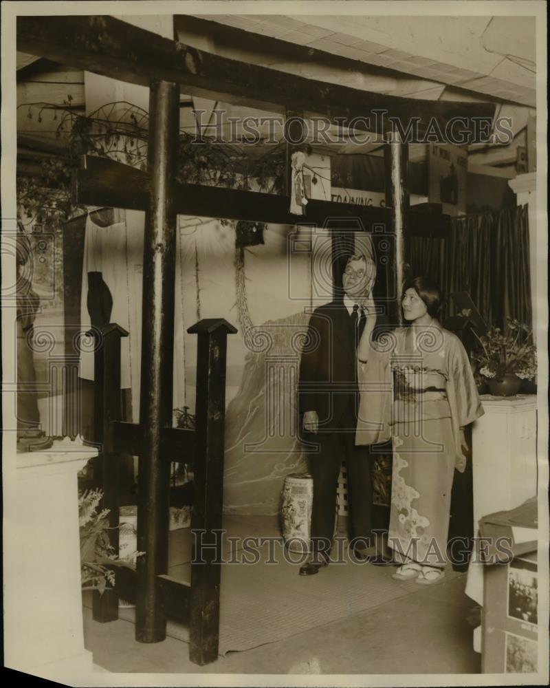 1927 Press Photo Miss Yanamuro Shows Dr. Topping Torii Sacred Gateway - Historic Images