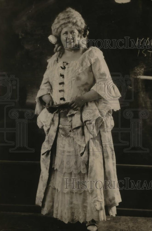 1922 Press Photo Jane J Martin in a gown & fancy wig - Historic Images