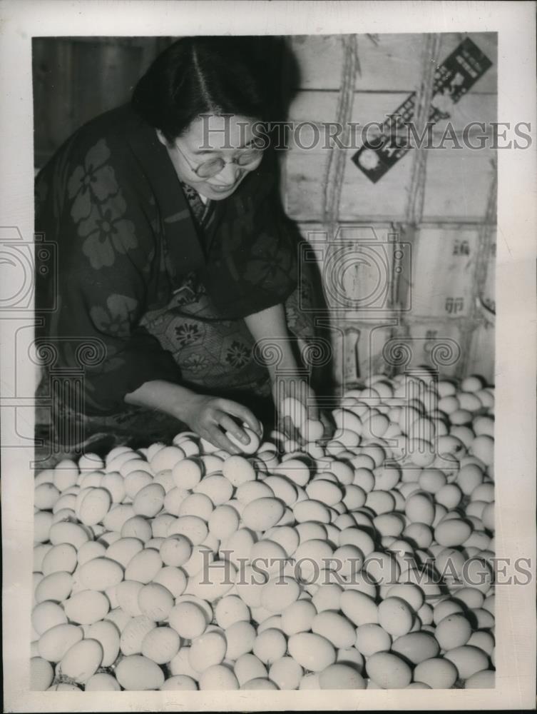 1948 Press Photo Anxious Tokyo housewife counts out her ration of eggs - Historic Images