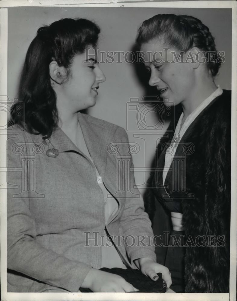 1941 Press Photo Los Angeles Calif Lucy Ray Bales and her sister in law Norma - Historic Images