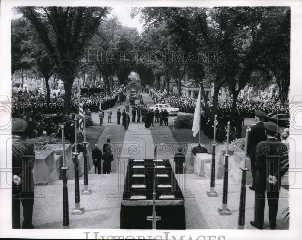 1958 Press Photo Funeral procession for Samuel Cardinal Stritch at Mount Carmel - Historic Images