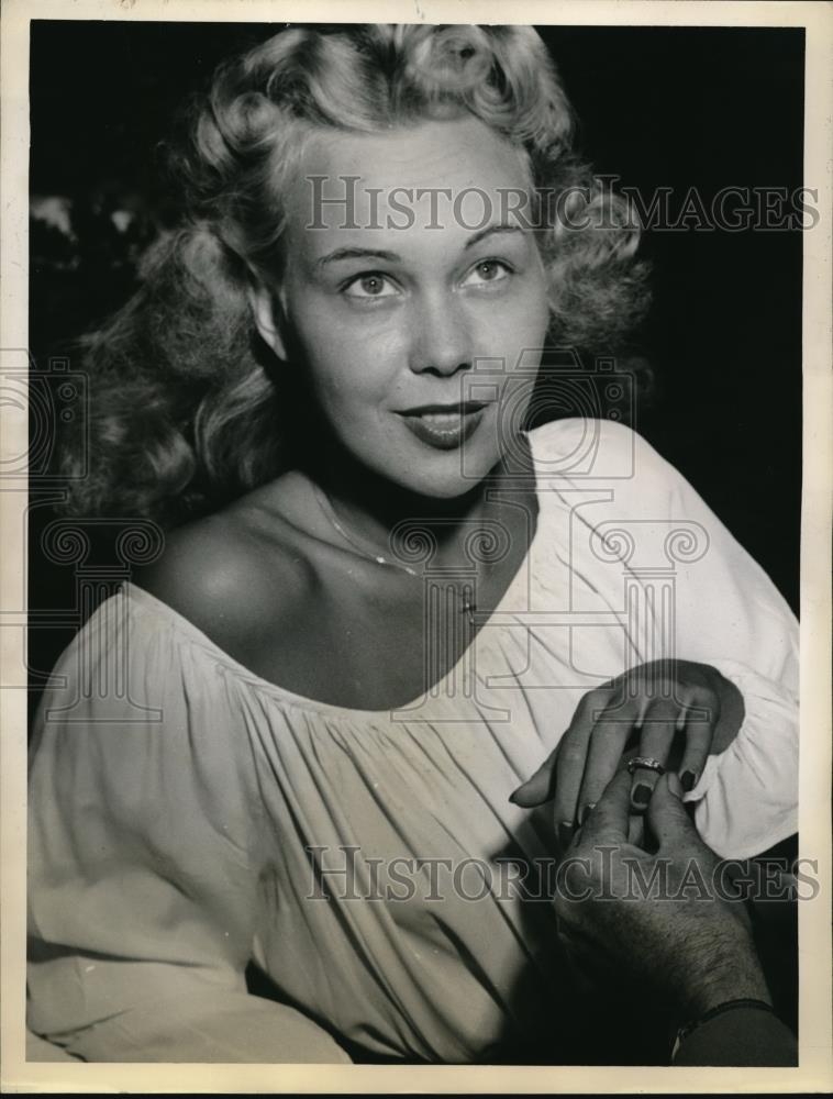 1945 Press Photo Janet Lind of Fla. received engagement ring to his boyfriend - Historic Images