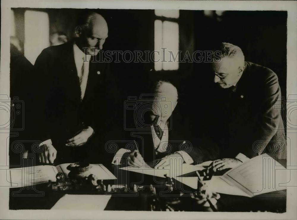 1933 Press Photo Sir Ronald Graham Signs Four Power Pact On Behalf Of Britain - Historic Images