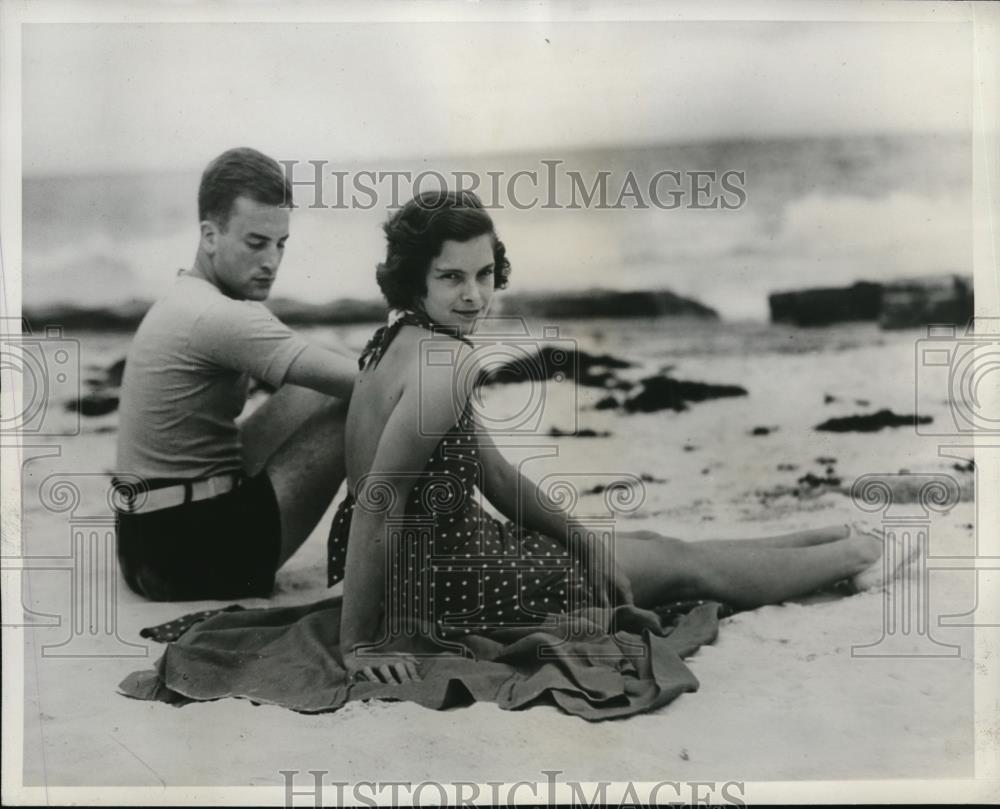 1935 Press Photo Mr. &amp; Mrs. Townsend Munsen of Philadelphis at Grape Bay Bermuda - Historic Images