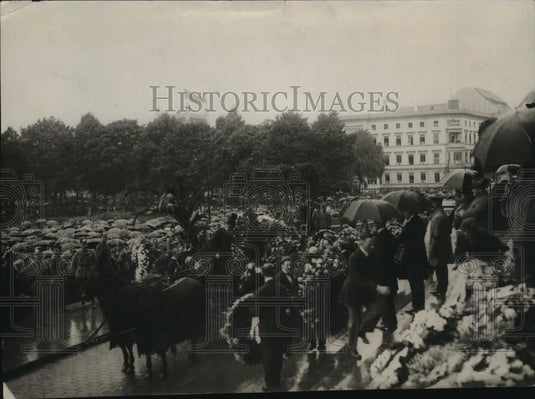 1922 Press Photo Bobby Bronner Funeral Procession In Berlin Germany - Historic Images