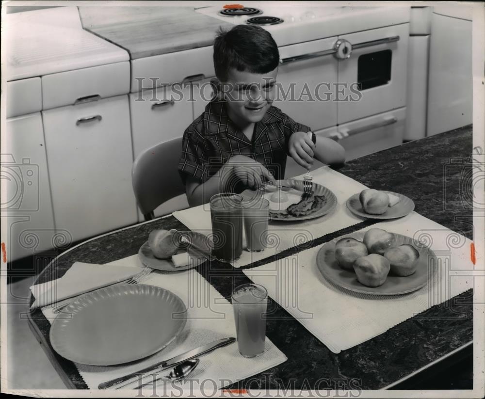 1932 Press Photo No dishes for this family that uses coated paper plates - Historic Images