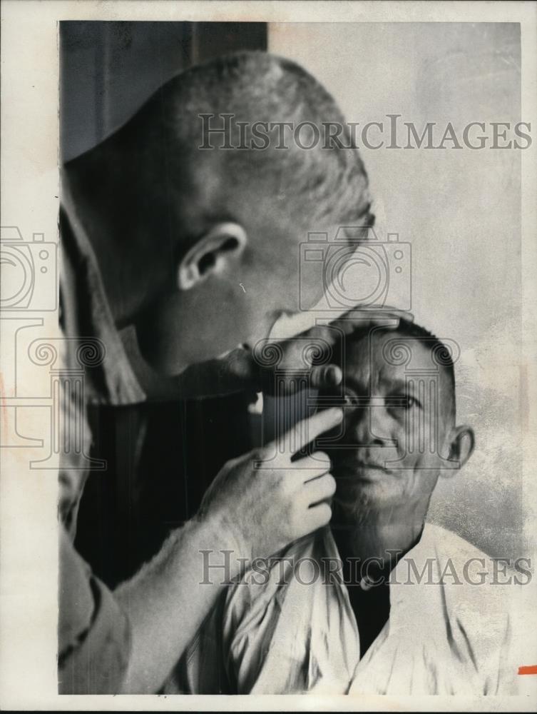 1965 Press Photo The hut with red cross sign is a haven of the sick and wounded - Historic Images