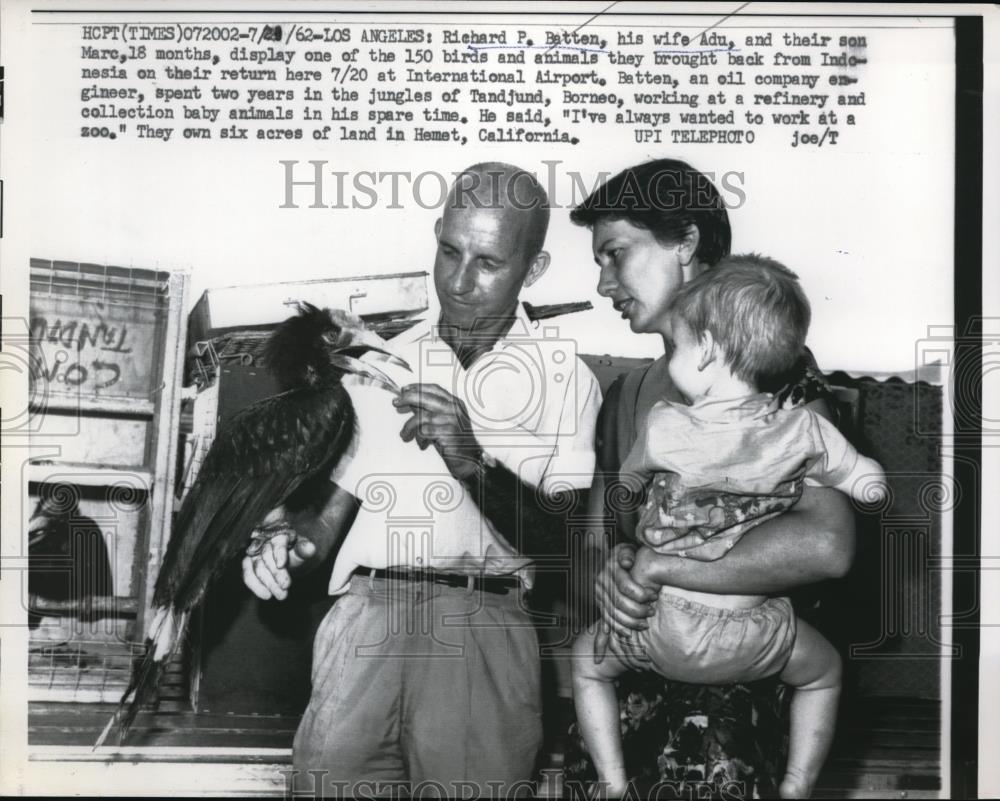 1962 Press Photo Los Angeles Richard P Batten Adu Mare Birds Indonesia Airport - Historic Images