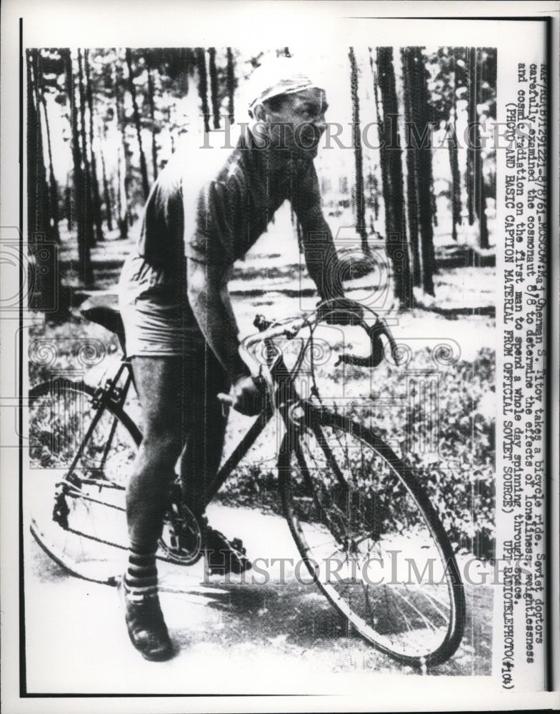 1961 Press Photo Moscow Russia cosmonaut Gherman Titov on a bicycle - Historic Images