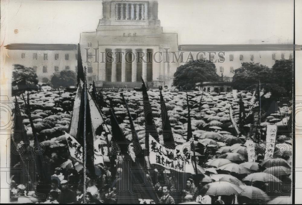 1960 Press Photo Students Wave Banners Outside Diet Building - Historic Images